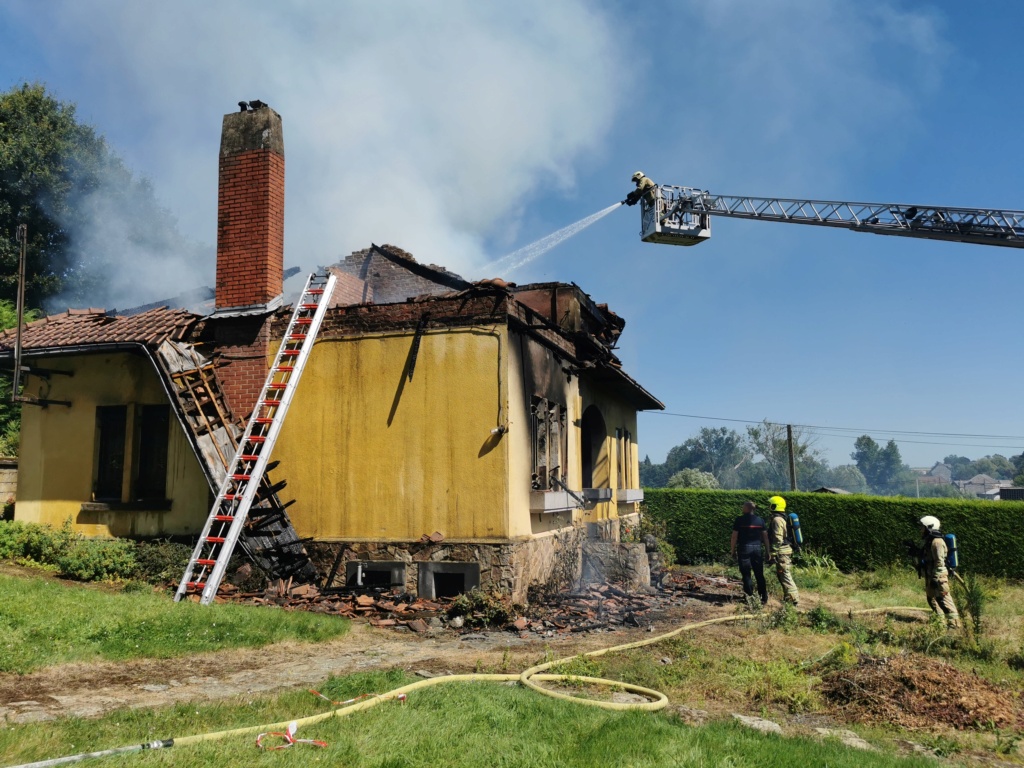Une pompière blessée et un homme sauvé de justesse dans un incendie à Hantes-Wihéries (14-08-2021 + photos) Img_2519