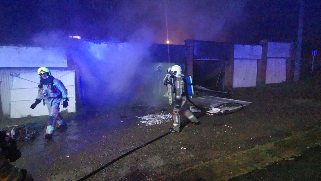Plusieurs boxes de garage en feu à Marchienne-au-Pont Img_2579