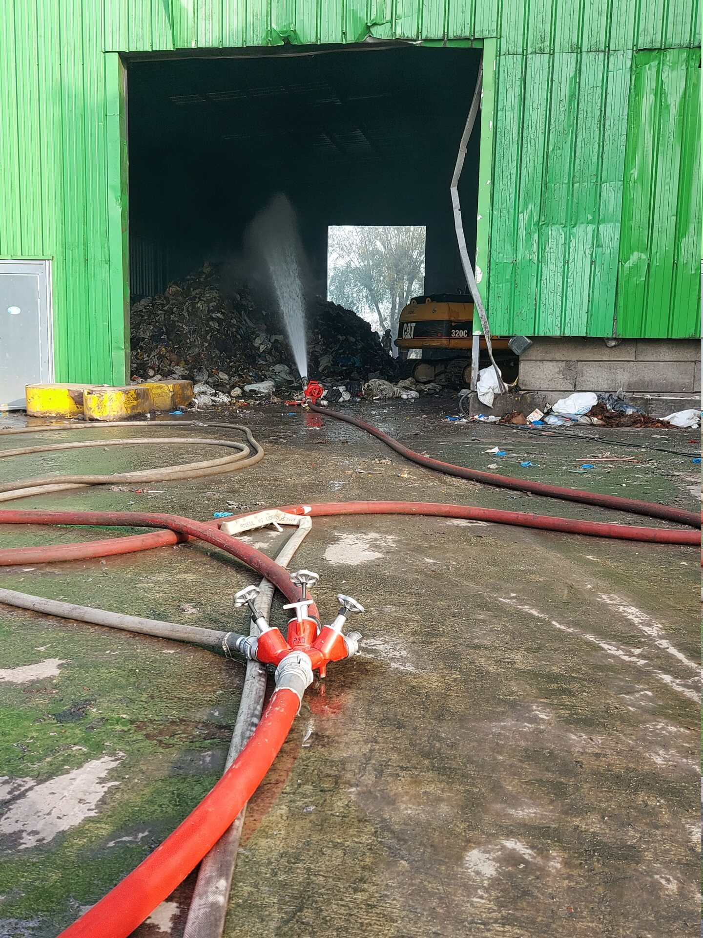 Violent incendie sur le site d'incinération de déchets de Virginal (23-11-2002 + photos) M2020127