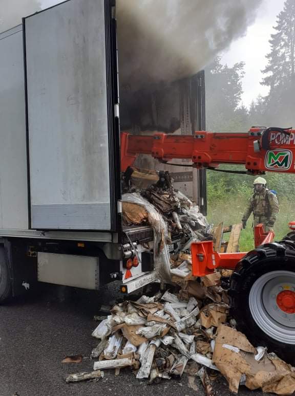 Gerpinnes : Camion en feu sur la N5 (3-08-2021 + photos) Recei100