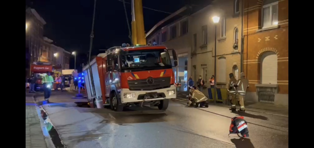 Une autopompe des pompiers coincée dans un trou à Anderlecht (29-11-2021 + photos) Screen24