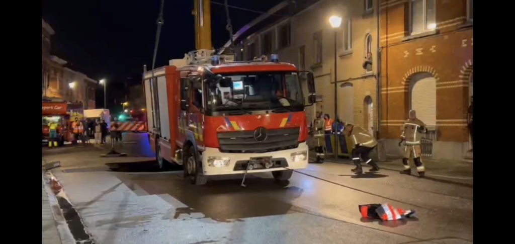 Une autopompe des pompiers coincée dans un trou à Anderlecht (29-11-2021 + photos) Screen26