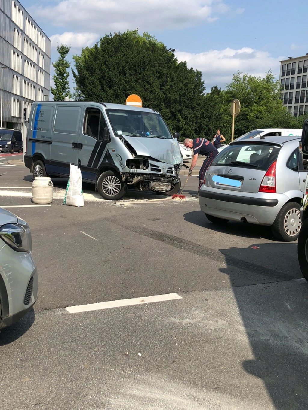 Schaerbeek : collision entre une ambulanve et une camionette (19-07-2021 + photos) Whats132