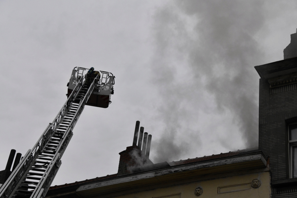 Un immeuble en partie inhabitable à la suite d'un incendie à Anderlecht (4-08-2021 + photos) Whats134