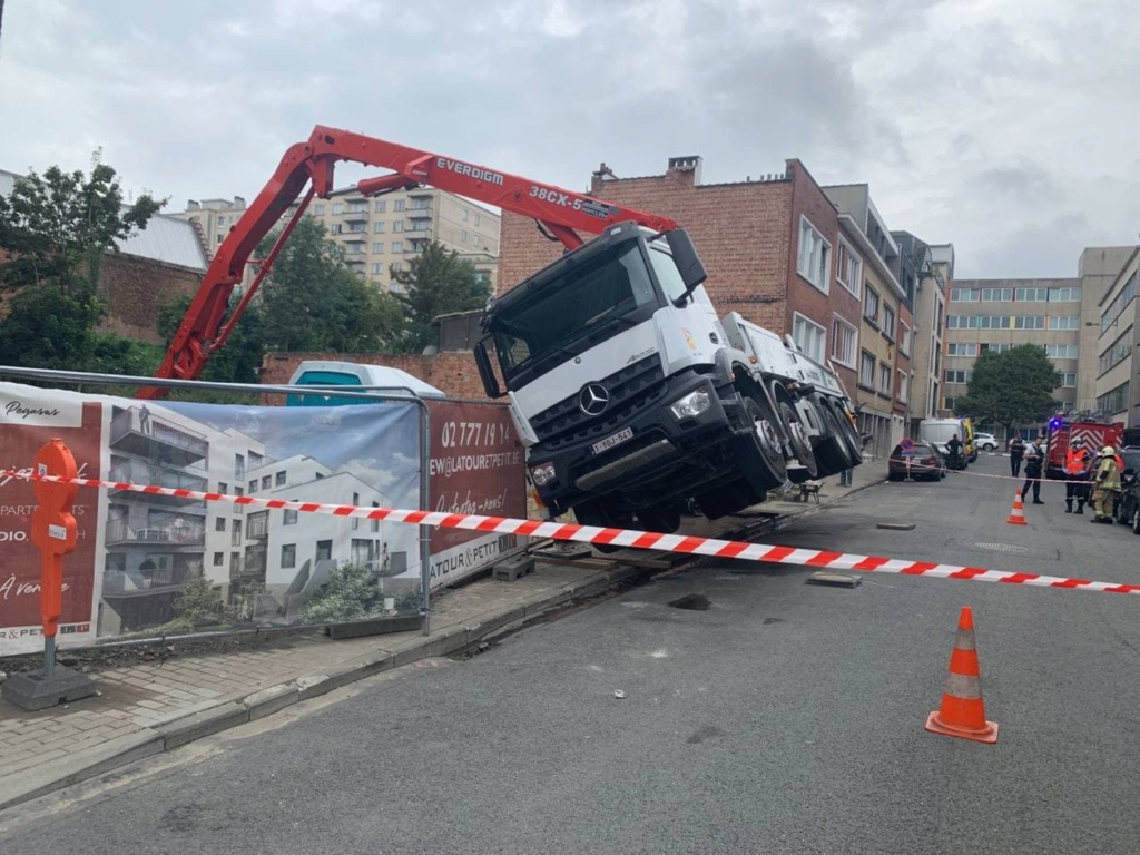 Etterbeek : camion de chantier en difficulté (10-09-2021 + photos) Whats185