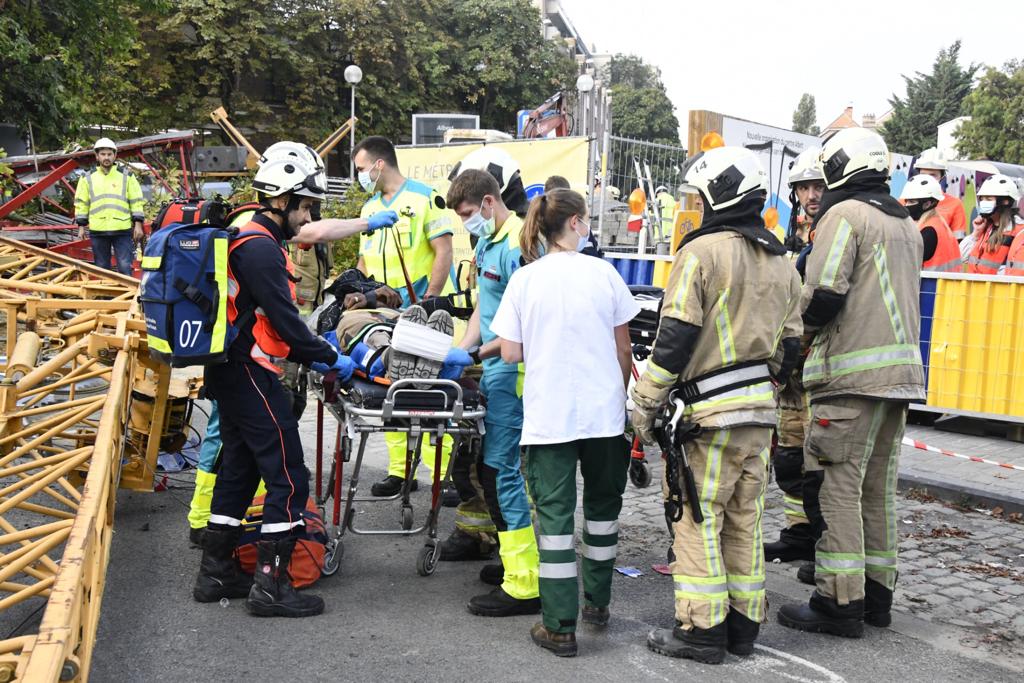 Une grue s’effondre chaussée d’Alsemberg et fait 3 blessés (20-09-2021 + photos) Whats192