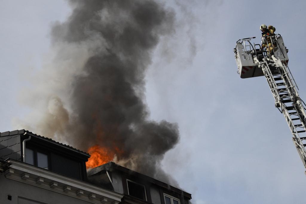 Incendie à Molenbeek : 2 personnes emmenées à l’hôpital après avoir été blessées et intoxiquées (22-09-2021 + photo et vidéo) Whats199