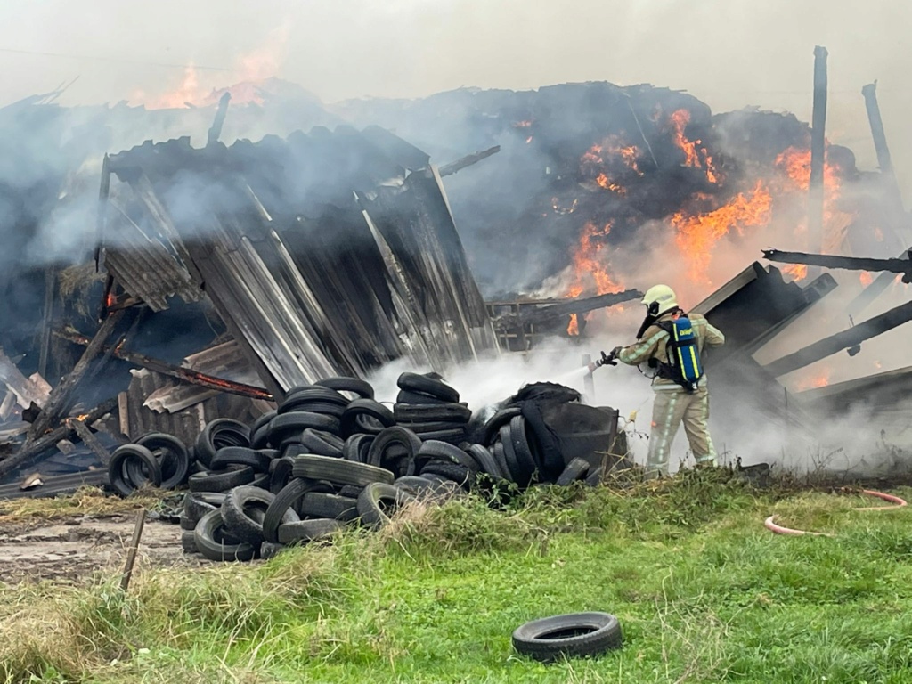  Un hangar agricole détruit par le feu à Le Roux (24-09-2021 + photos) Whats214