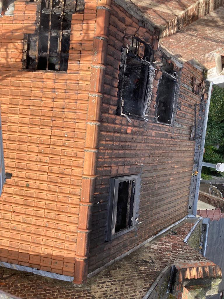 Une personne brûlée aux bras et au visage à la suite d’un incendie à Etterbeek (22-10-2021 + photos) Whats248
