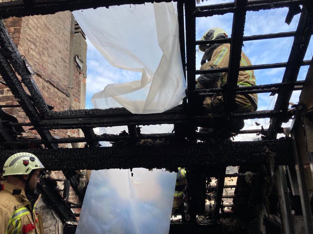 Une personne brûlée aux bras et au visage à la suite d’un incendie à Etterbeek (22-10-2021 + photos) Whats249