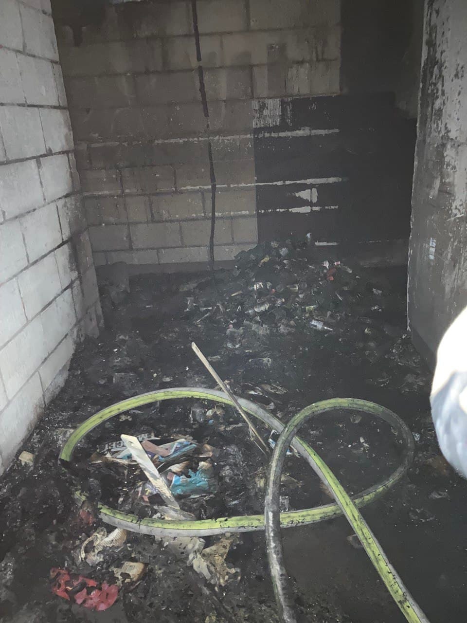 Feu de poubelles dans un local d'immeuble - Evere (Bruxelles) - 15/11/2021 Whats295
