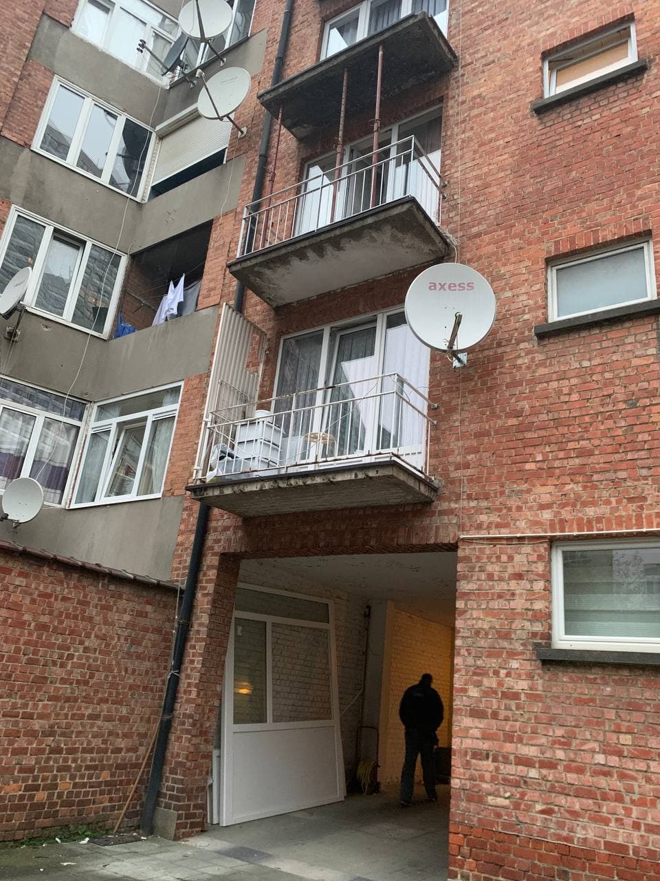 Un balcon menace de s’effondrer à Schaerbeek (16-11-2021 + photos) Whats297