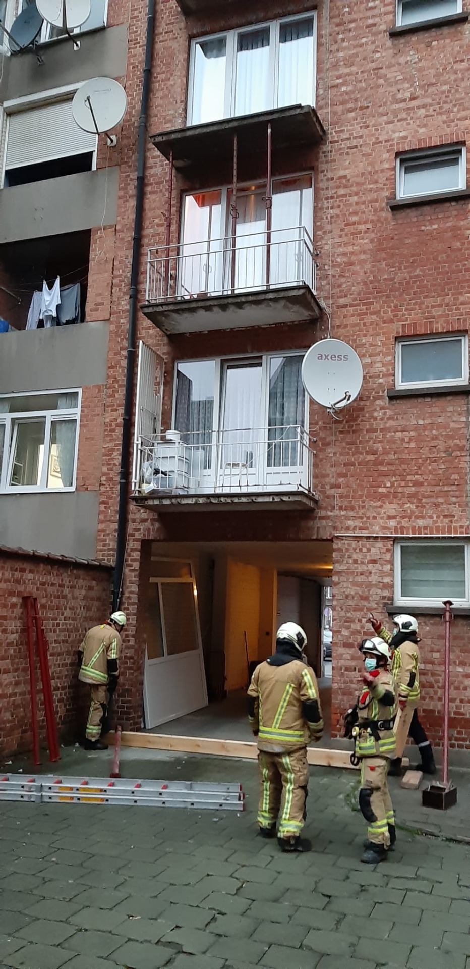 Un balcon menace de s’effondrer à Schaerbeek (16-11-2021 + photos) Whats298