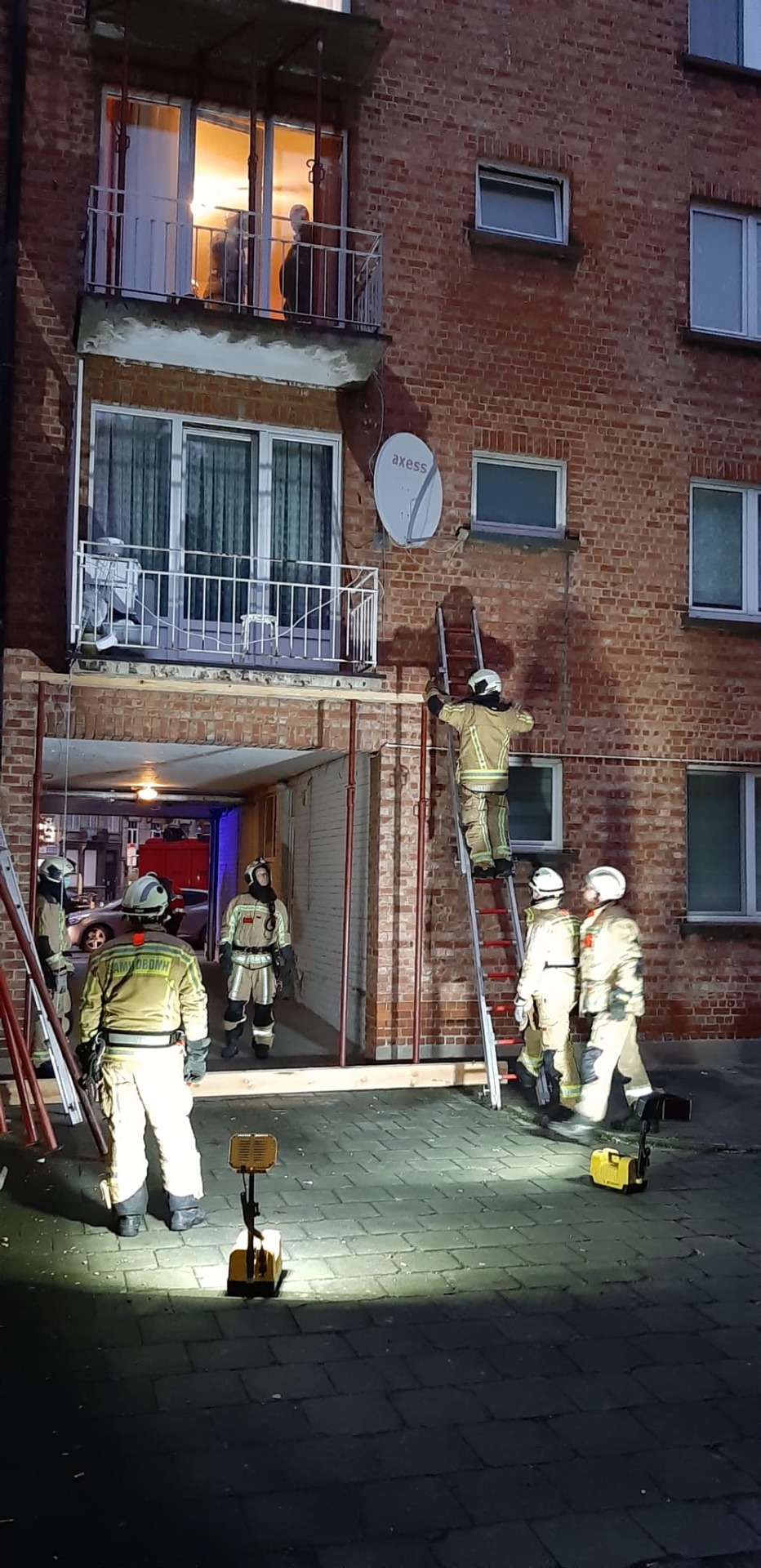 Un balcon menace de s’effondrer à Schaerbeek (16-11-2021 + photos) Whats301