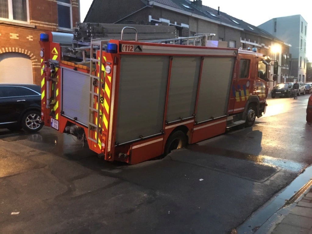 Une autopompe des pompiers coincée dans un trou à Anderlecht (29-11-2021 + photos) Whats322