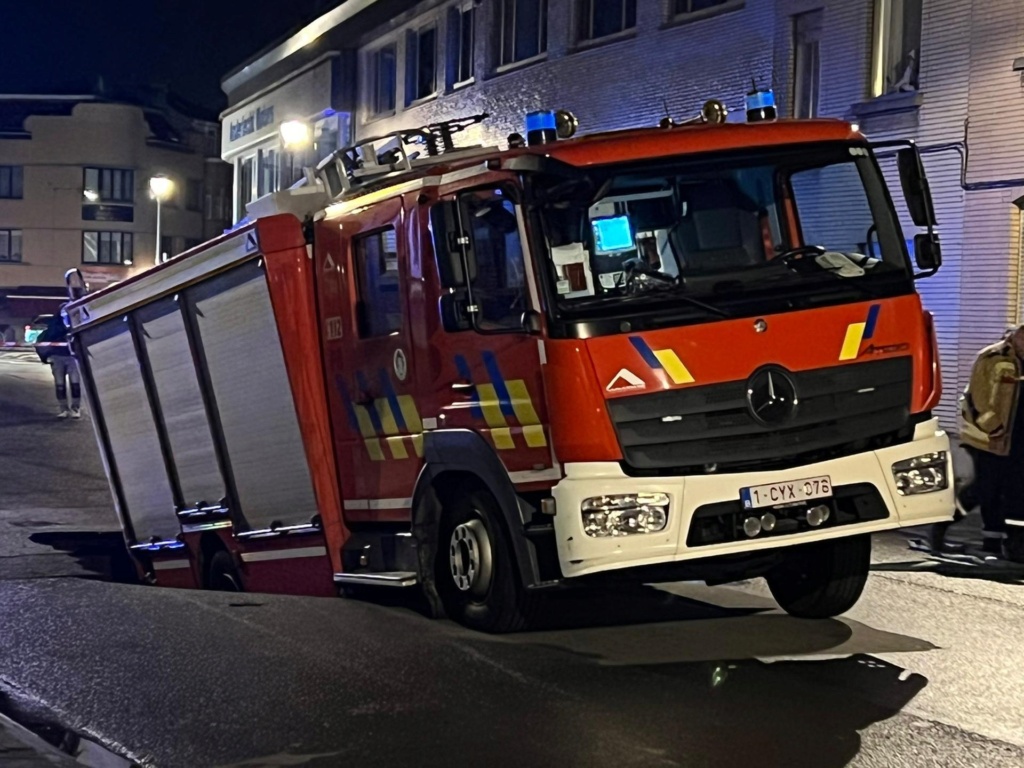 Une autopompe des pompiers coincée dans un trou à Anderlecht (29-11-2021 + photos) Whats326