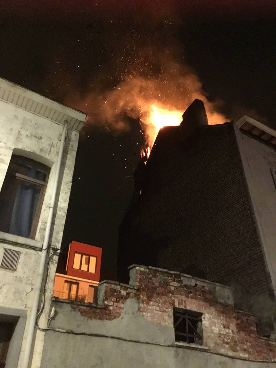 Violent incendie à Schaerbeek: une maison inhabitable (6-12-2021 + photos) Whats332