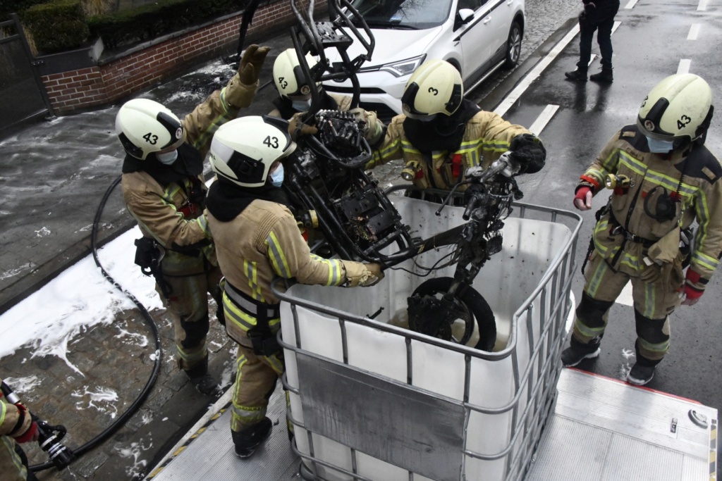 Dangers chargement batterie: Whats466