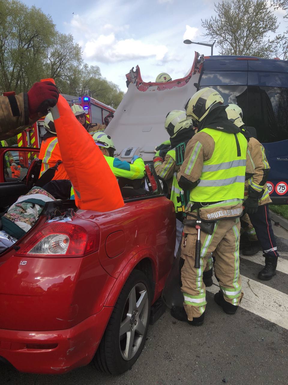 Désincarcération avec un déclencheurs d'airbags latéral n’ayant pas fonctionné Whats595