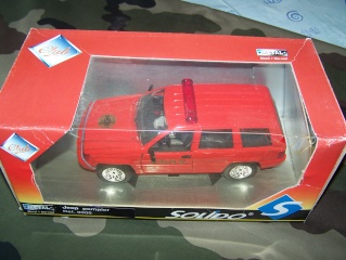 jeep cherokee 1/18eme pompier 100_6415