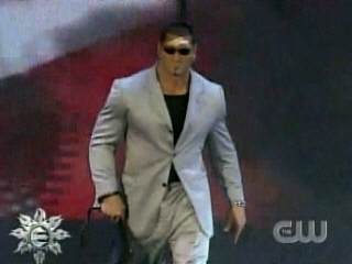 Batista et sur le ring avec une annonce de GM 16010