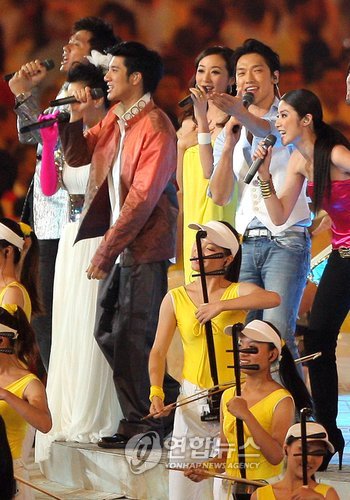 Rain at the 2008 Beijing Olympics Closing Ceremony Bi_510