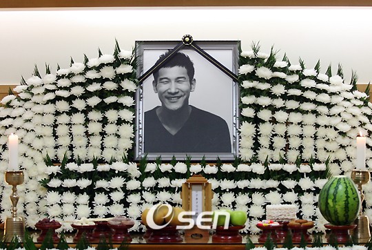 Stars pay their respects for Lee Eon Eon11