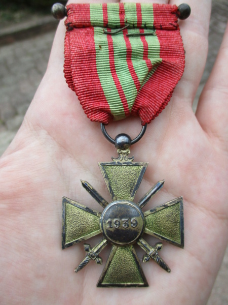 Identification : Croix de guerre 1939 en vermeil ? Img_0818