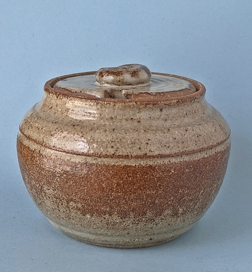 Lidded Pottery Jar, scallop shell mark Pxl_2050