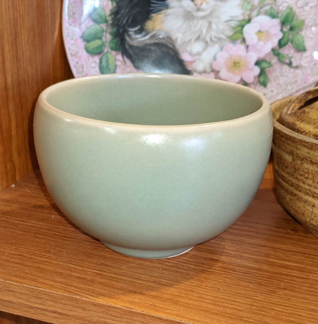 Pottery Bowl/Pot GWL mark  Pxl_2186