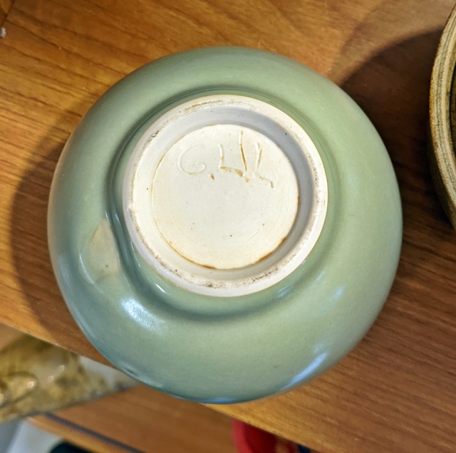 Pottery Bowl/Pot GWL mark  Pxl_2187
