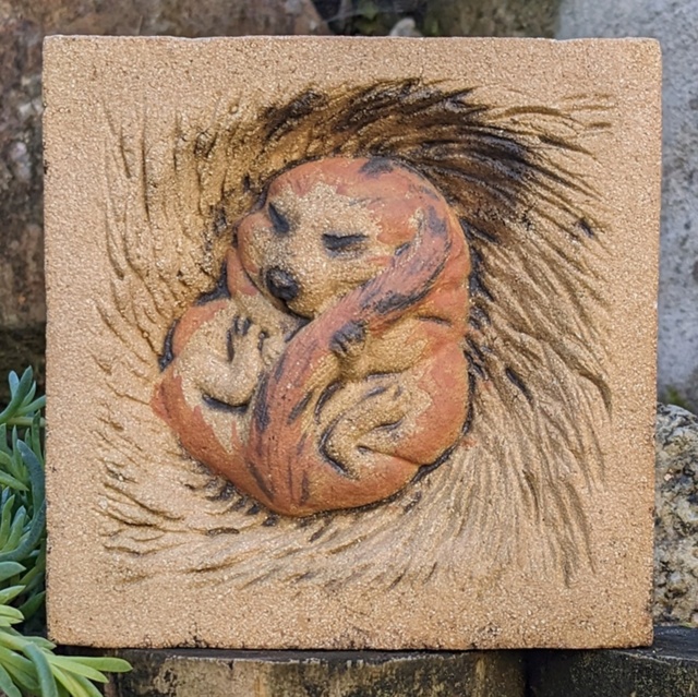 Stoneware Hanging Wall Plaque With Harvest Mouse - Ama Menec  Pxl_2476
