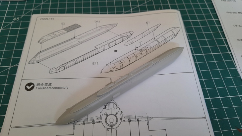 [KITTY HAWK] SOUKHOÏ SU-17 M3/M4  FITTER-K Réf KH80144 02743