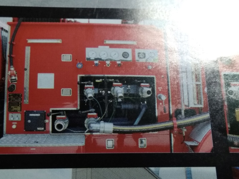 [AOSHIMA] Camion de Pompier produit retardant service d OSAKA 1/72ème Réf 012062 P_04110