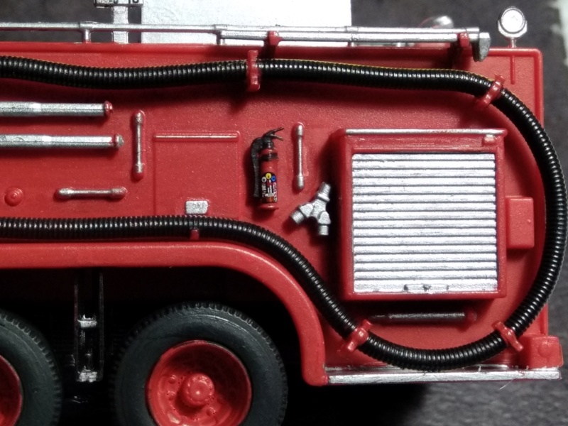 [AOSHIMA] Camion de Pompier produit retardant service d OSAKA 1/72ème Réf 012062 - Page 2 P_15110
