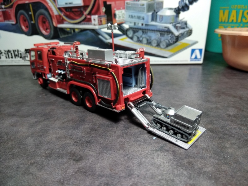 [AOSHIMA] Camion de Pompier produit retardant service d OSAKA 1/72ème Réf 012062 - Page 2 P_15910