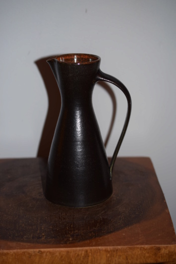 Pottery jug, V or JA mark - Unknown maker?? Dsc_1227
