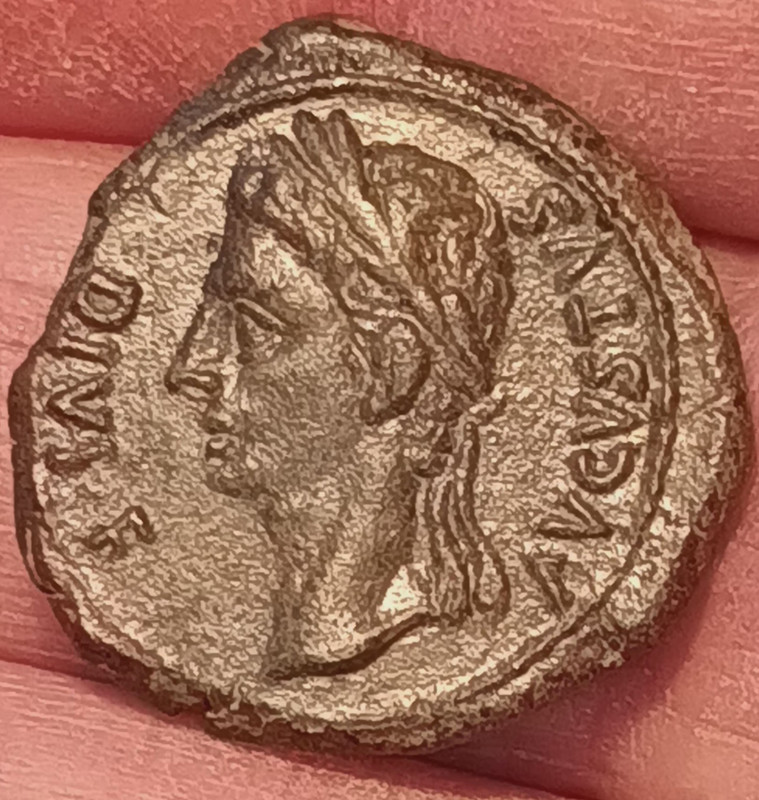 Semis de Caesaraugusta, época de Augusto. CAESAR AVGVSTA - L CASSIO C VAL FEN / II VIR. Vexilo. 20230912