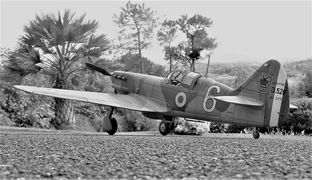 Scratch: DEWOITINE D.520 n°277 GCIII/6 Le Gloan 13 Juin 1940 (bois massif sculpté) 1/15 1031