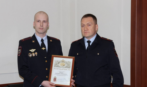 Лейтенанта Зайцева наградили премией и благодарностью за спасение упавшего с моста парня Screen26