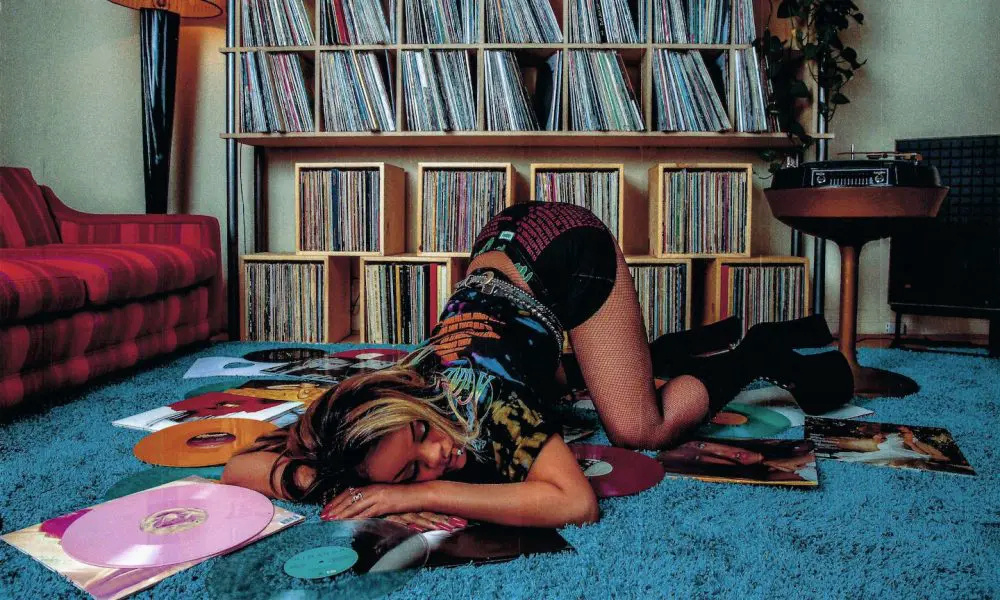 Celebrities fingering vinyl (and maybe other music formats) - Page 2 Rihann10