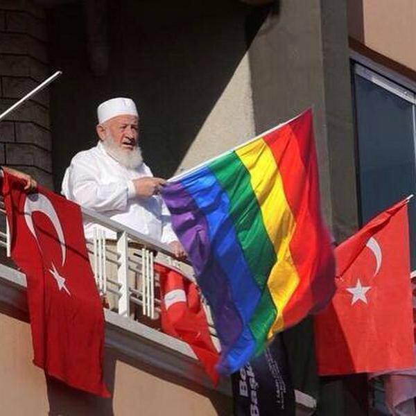 شيخ تركي يرفع علم الشواذ المثليين Post10