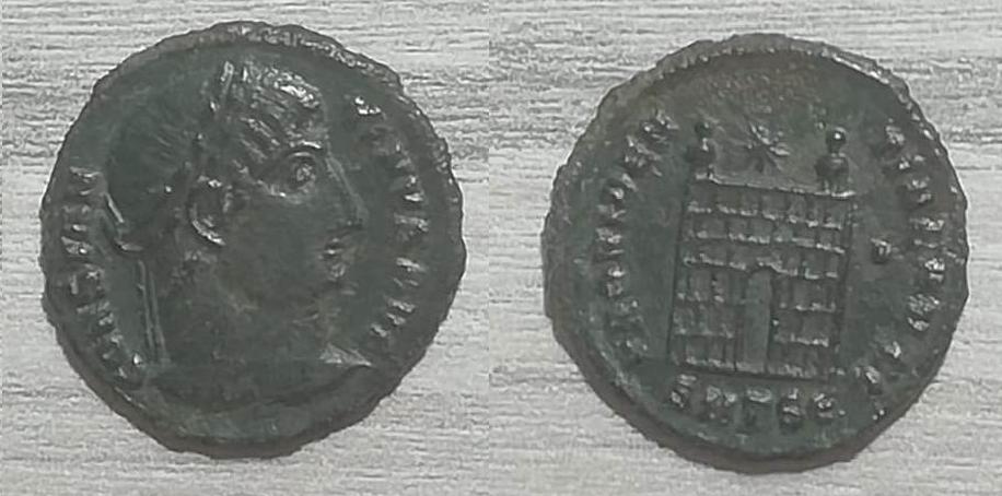 AE3 de Constantino I. PROVIDENTIAE AVGG. Puerta de campamento de dos torres. Tesalónica. Consta13