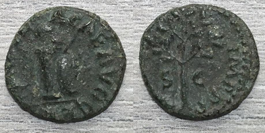 Cuadrante de Nerón, Columna con casco, escudo y lanza, Roma, 65 dC. Cuadra22