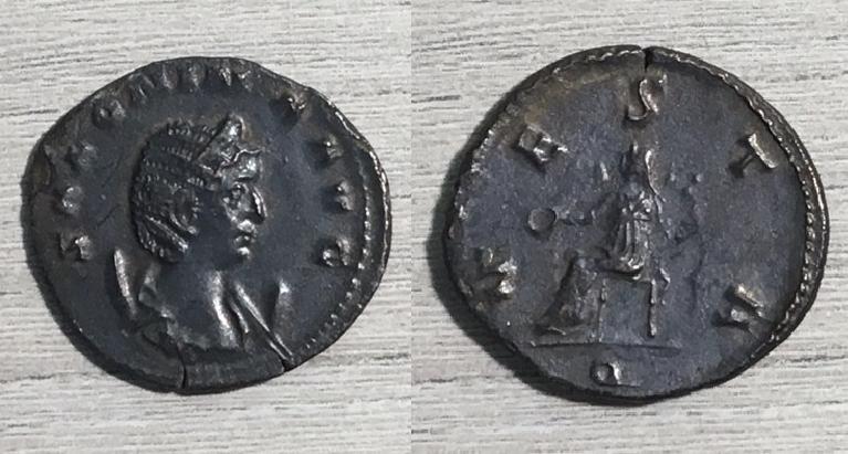 Antoniniano de Salonina. VESTA. Vesta sedente a izq. Roma. Saloni10