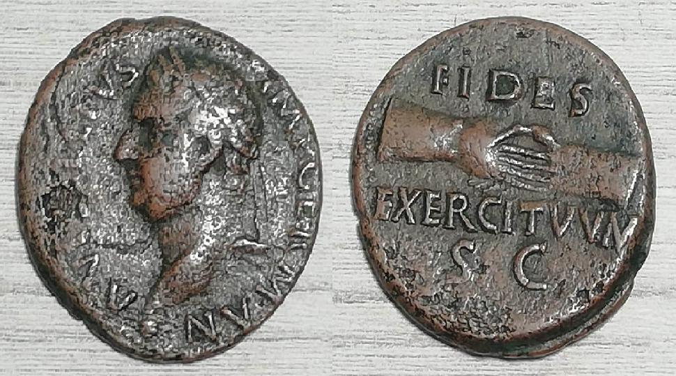 As de Vitelio. FIDES EXERCITVM – S C. Manos enlazadas. Tarraco. Viteli11
