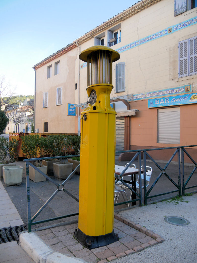 Ancienne Pompe à essence du Village P1070518