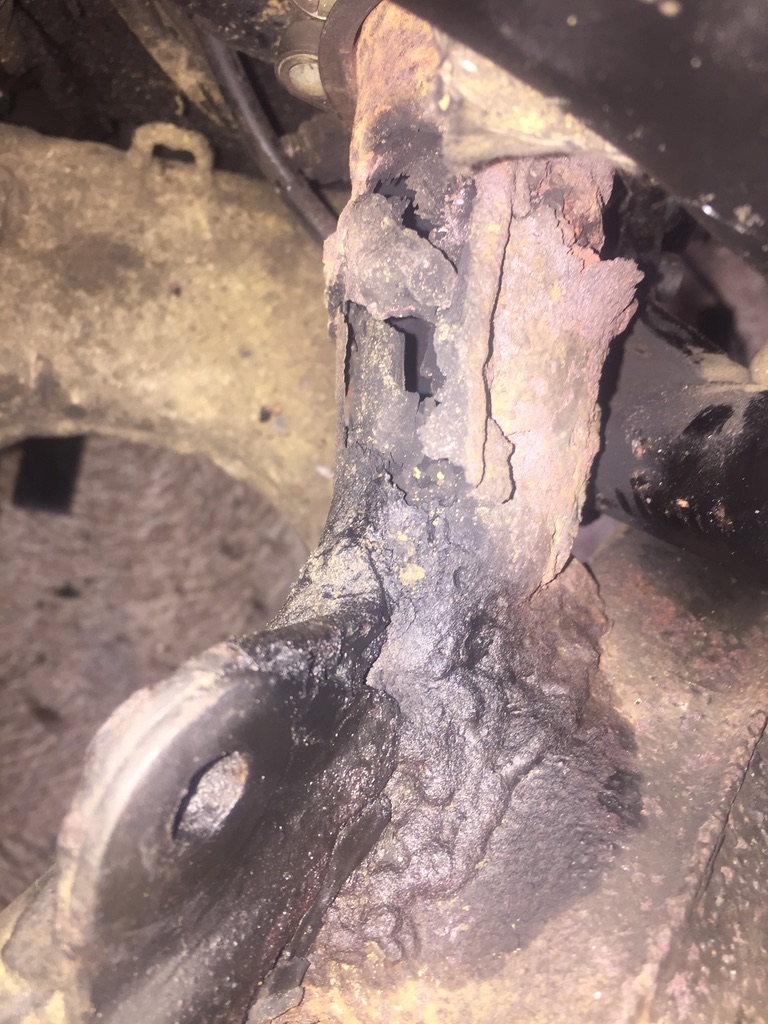 Démontage difficile de pot d'échappement dû à la corrosion E1e86510