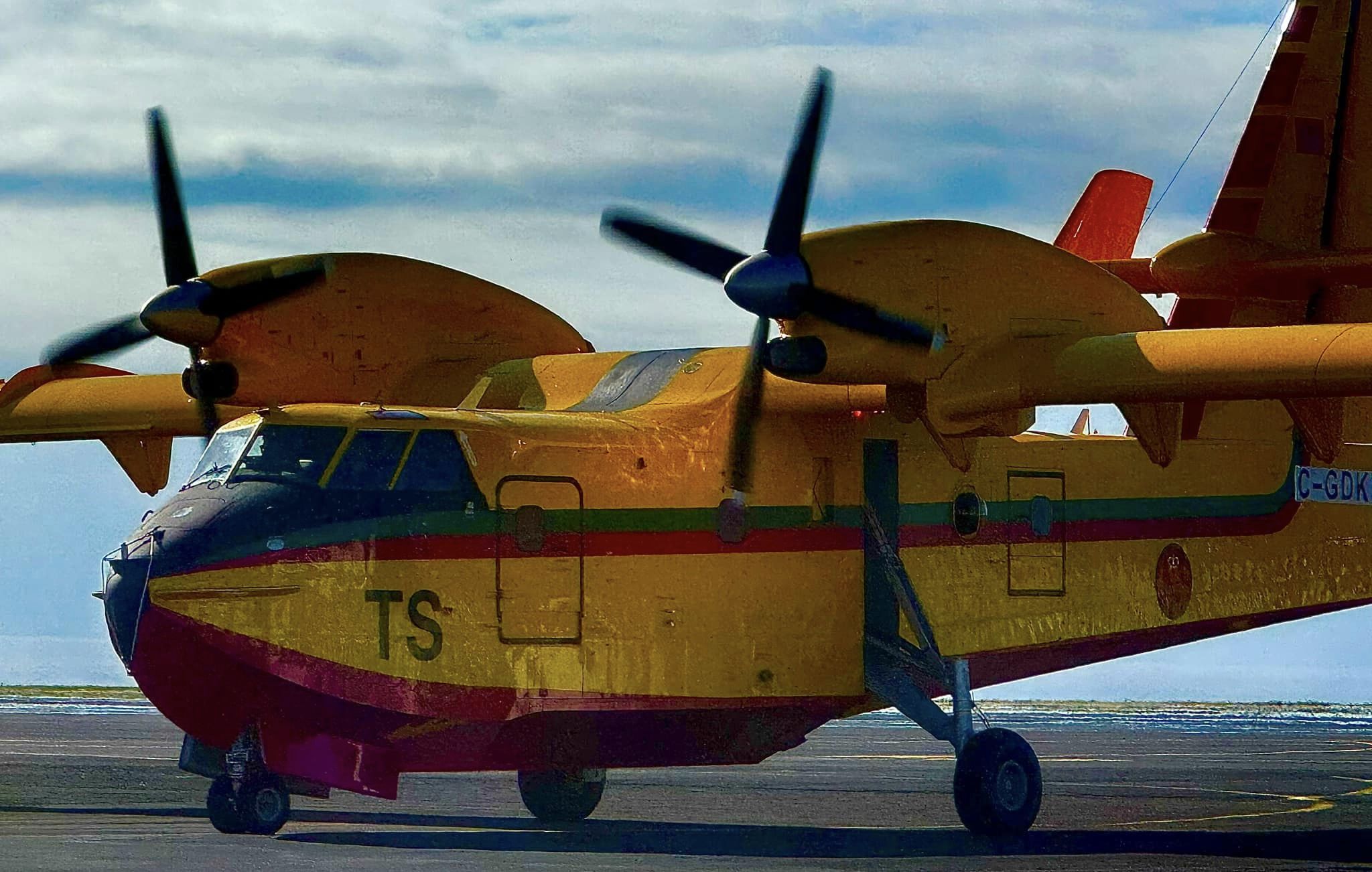 Canadair CL-415 - Page 12 00332