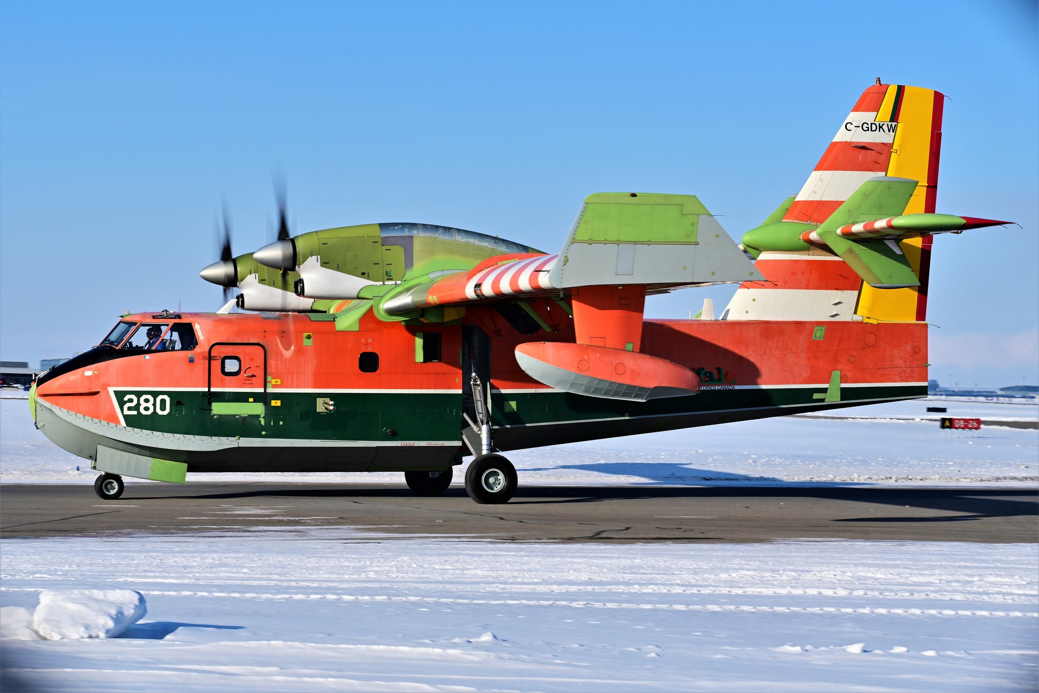 Canadair CL-415 - Page 11 00422
